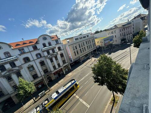 Blick zur Straßenseite - 2 Zimmer Etagenwohnung zum Kaufen in Leipzig