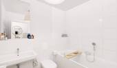 Ein weiteres Badezimmer inklusive Badewanne - 