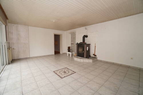 Wohnzimmer EG mit Kaminofen - 5 Zimmer Mehrfamilienhaus, Wohnhaus in Gütersloh / Hollen