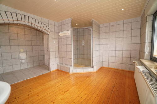 Badezimmer EG mit Dusche - 