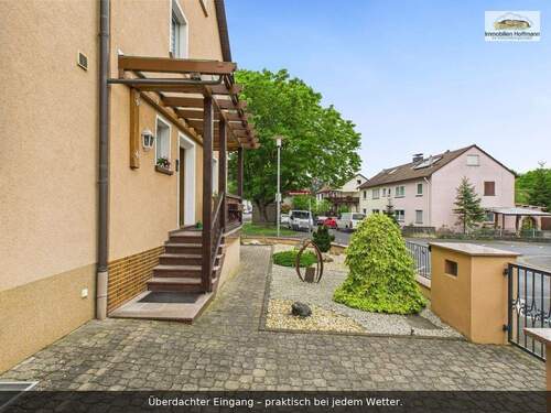 03_Vorbereich_Ueberdachter_Eingang - 8 Zimmer Mehrfamilienhaus, Wohnhaus in Hösbach