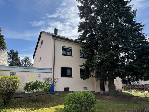 Rückansicht mit Garage - 1 Zimmer Mehrfamilienhaus, Wohnhaus zum Kaufen in Veitsbronn