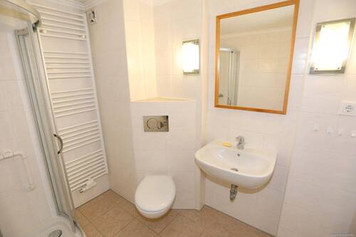 Duschbad im Dachgeschoss - andere Perspektive - 