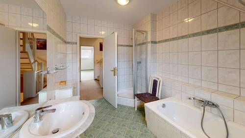 Tageslichtbad mit Dusche und Badewanne - 