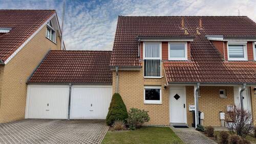 Vorderansicht Doppelhaushälfte - 4 Zimmer Doppelhaushälfte in Dresden