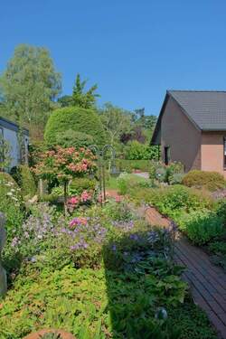 Blick in den gestalteten Garten - 