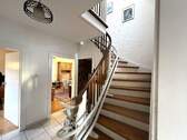Charmantes Treppenhaus mit Original Holztreppe - Einfamilienhaus mit 100,00 m&sup2; in Heppenheim (Bergstraße) zum Kaufen