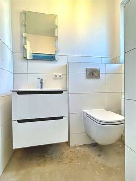 Moderne Eleganz zeigt sich im Gäste-WC - 