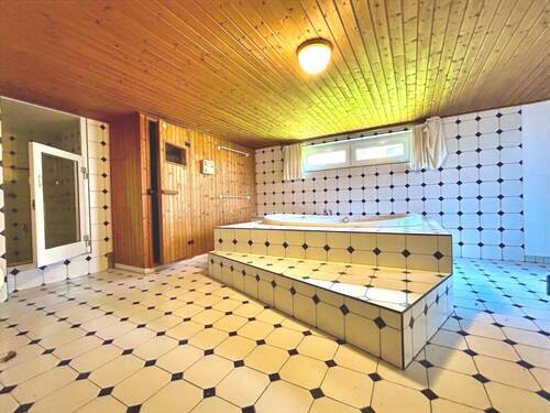 Zeit für Entspannung: Keller mit Sauna, Wanne und Dusche - 