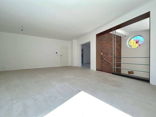 Eine Treppe führt zum Kaminzimmer - 