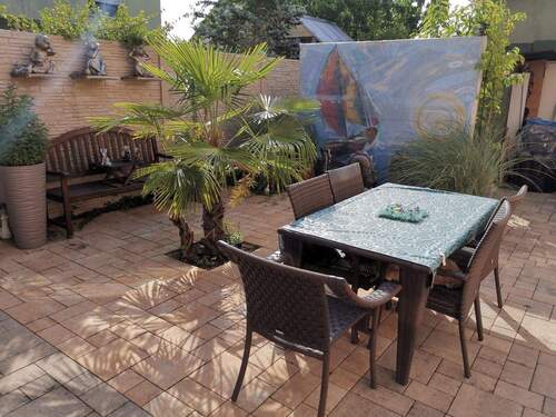 Hinter dem Haus, Platz zum Gri - 