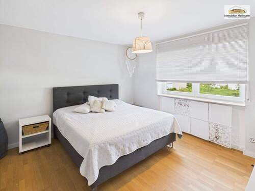 07_Geräumiges Schlafzimmer – Platz für großen Kleiderschrank - 