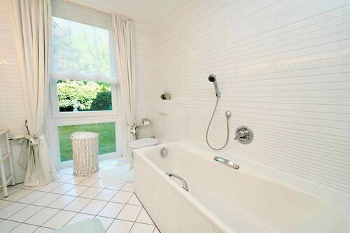 Badezimmer mit Wanne & Dusche - 
