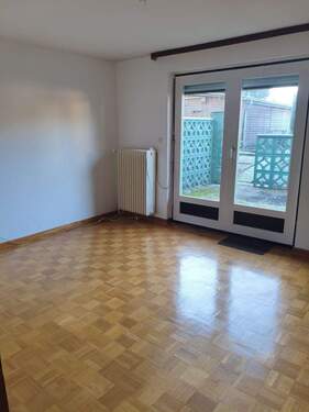 Wohn- u. Esszimmer m. Ausgang - 