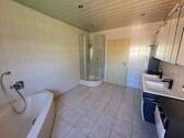 Tageslichtbad mit Wanne und Dusche OG - 
