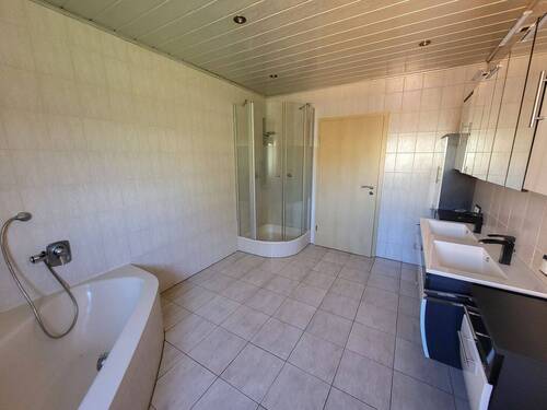 Tageslichtbad mit Wanne und Dusche OG - 