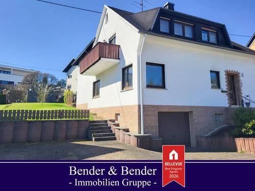 Seitliche Straßenansicht - Großzügiges, freistehendes Zweifamilienhaus mit Garagen & Garten in idyllischer Lage bei Montabaur!