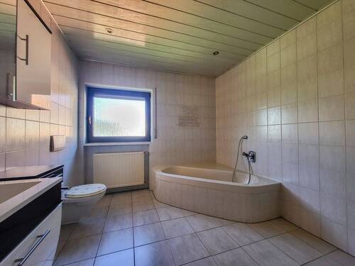 Tageslichtbad mit Wanne und Dusche OG - 