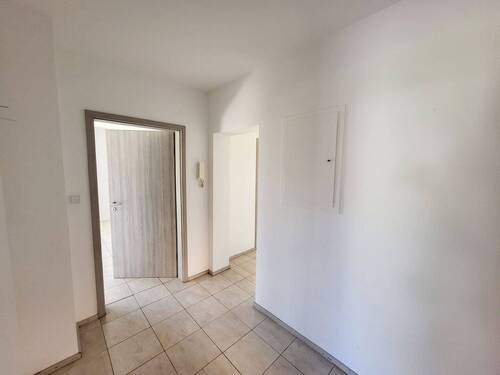 Flur EG - 1 Zimmer Mehrfamilienhaus, Wohnhaus in Niederelbert