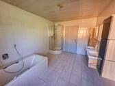 Tageslichtbad mit Wanne und Dusche EG - 