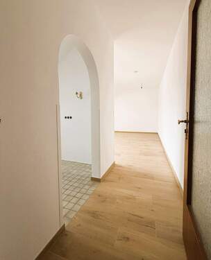 Zugang von Diele zu Wohnen + Küche - Etagenwohnung mit 91,00 m&sup2; in Bruckmühl zur Miete