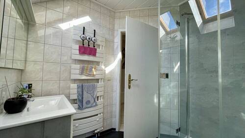 Badezimmer im Dachgeschoss - 