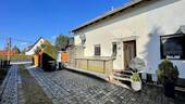 Hauseingang mit Einfahrt und Stellplatz - 