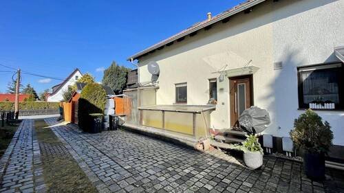Hauseingang mit Einfahrt und Stellplatz - 