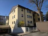Objektansicht mit TG-Einfahrt - 4 Zimmer Etagenwohnung in Nürnberg