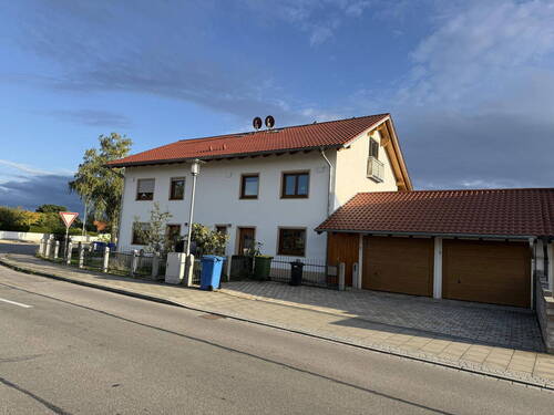 Haus von anderer Straßenseite - 