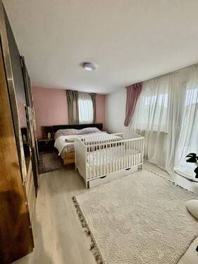 Schlafzimmer 1 - Einfamilienhaus mit 250,00 m² in Baunatal zum Kaufen