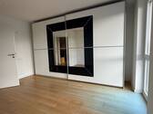Schlafzimmer mit großem Schiebetürschrank - 