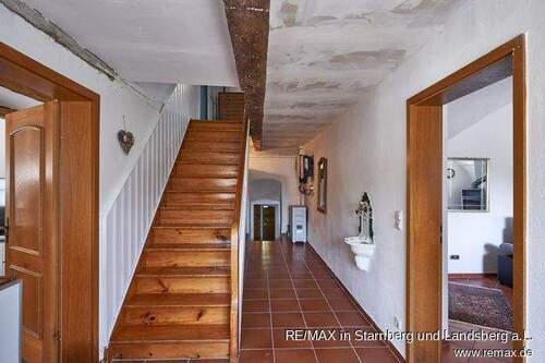 Eingangsbereich mit Treppenaufgang - 
