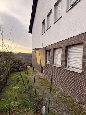 Seiteneingang Vierparteienhaus - Mehrfamilienhaus, Wohnhaus in Windeck