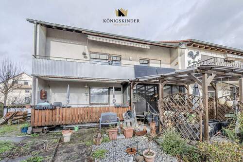 Blick vom Garten mit Pergola - 