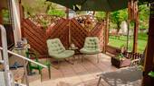 Überdachte Pergola am Haus mit direktem Gartenzugang - 