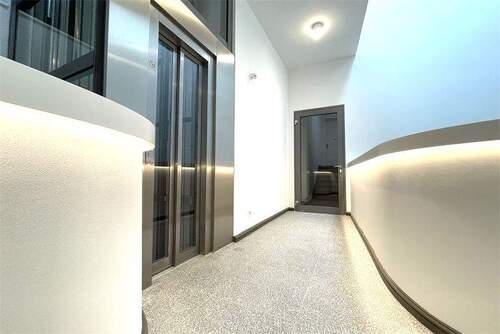 Treppenhaus mit Aufzug - 