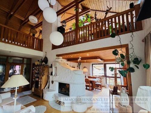 luftiges Wohnflair mit Kamin und Galerie - 6 Zimmer Einfamilienhaus in Burgebrach