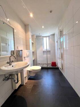 Badezimmer mit Tageslicht - Etagenwohnung mit 180,00 m² in Saarbrücken zum Kaufen