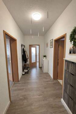 Flur - 3- Raumwohnung in Oberweißbach - 430,00&nbsp;EUR Kaltmiete, ca.&nbsp; 81,60&nbsp;m&sup2;&nbsp;Wohnfl&auml;che