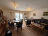 Wohnzimmer mit direktem Zugang zur Terrasse und in - 3 Zimmer Terrassenwohnung zum Kaufen in Syke