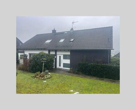 Haupteingang hinten - 4 Zimmer Etagenwohnung zur Miete in Kierspe