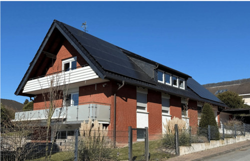 Hausansicht - smarte Technik trifft Luxus: kernsaniertes autarkes Mehrfamilienhaus mit Schwimmbad, Sauna und großem Garten in begehrter Lage von Rinteln