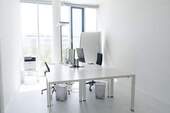 Büroraum 1 - Helles Büro zur Untervermietung in Unterföhring - flexibel, WLAN, Kaffee