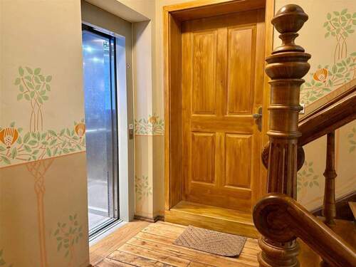 Treppenhaus mit Aufzug/Lift - 3 Zimmer Etagenwohnung zum Kaufen in Leipzig