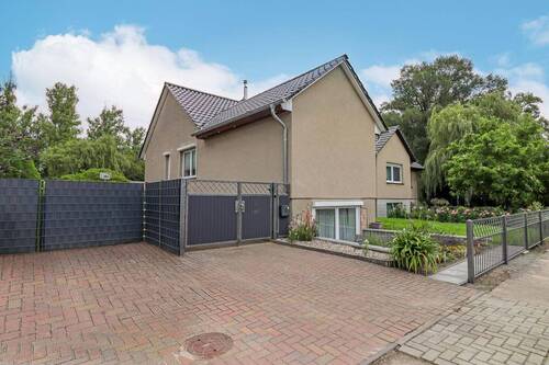 Straßenansicht - Charmantes Zweifamilienhaus mit Garten und Nebengelass