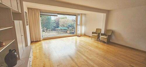 Großes Wohnzimmer mit Parkett und Zugang zur Terrasse - 3 Zimmer Reihenmittelhaus zum Kaufen in Hannover