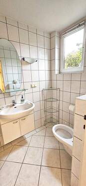 Bad mit kleiner Wanne im Erdgeschoss - Reihenmittelhaus mit 78,00 m&sup2; in Hannover zum Kaufen