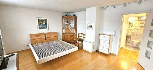 Schlafzimmer mit Blick zum Duschbad im Obergeschoss - 