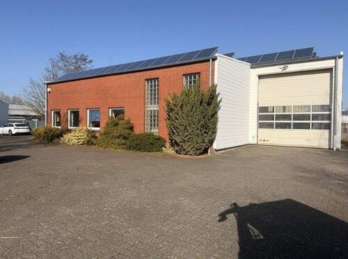 Seitenansicht mit Hallenzufahrt - Halle in Stuhr